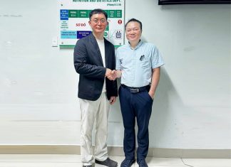 TS BS Lê Tấn Hùng tham gia ca mổ đồng thời lĩnh hội kỹ năng, kinh nghiệm và kiến thức mới nhất từ GS. Yoo Yung Seok (Chuyên gia hàng đầu Hàn Quốc về nâng mũi cấu trúc) tại bệnh viện tai mũi họng TPHCM 15-16/08/2024